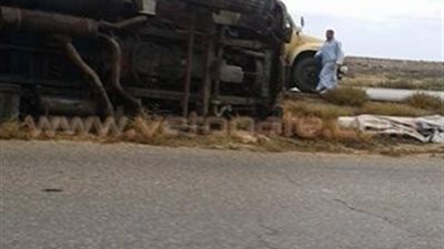 انقلاب شاحنة على طريق 