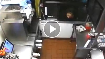 بالفيديو.. سيدة تقفز من نافذة عربة أطعمة لتسرق محتوياتها