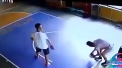 نهاية مروعة لشاب أثناء لعبة كرة السلة (فيديو)