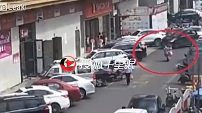 لحظة دهس سيارة طفلا وقف أمامها (فيديو)