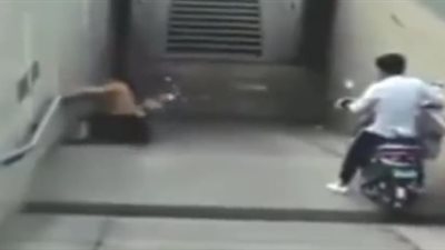 نهاية مروعة لامرأة حاولت النزول بدراجتها من فوق سلم (فيديو)