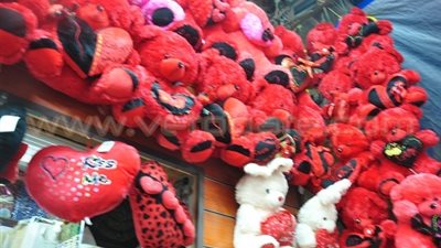 بالصور.. ارتفاع أسعار هدايا عيد الحب يغضب أهالي الإسكندرية