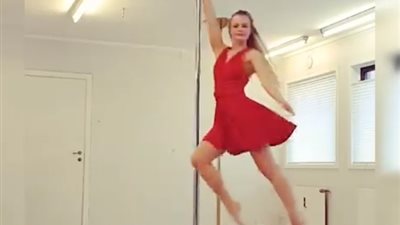 رقص فتاة على العمود كالفراشة يشعل «فيس بوك» (فيديو)