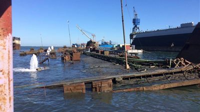 ٢٠ صورة ترصد إعادة تعويم حوض «عتاقة» بترسانة بورسعيد البحرية