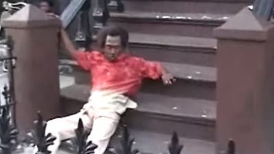 نهاية مروعة لرجل يرقص فوق الدرج (فيديو)