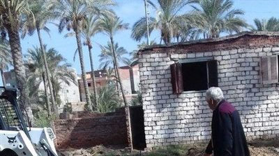 بالصور.. حملات إزالة للتعديات على الأراضي والطريق العام بدمياط