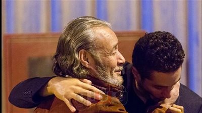 بالصور.. أحمد الفيشاوي يقبل يد والده بعد زيارته لوكيشن «عيار ناري»