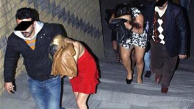 تفاصيل «ليلة السقوط الكبير»..القبض على 35 شابا وفتاة داخل فيلا بالعبور.. رجل أعمال يستقطب الضحايا بمساعدة «اللول وتايجر»..الداخلية تضبط المتهمين بـ«ملابس خليعة» وبحوزتهم 