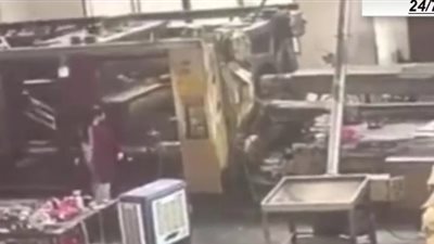 امرأة مهملة تنحشر بين الآلات العاملة (فيديو)