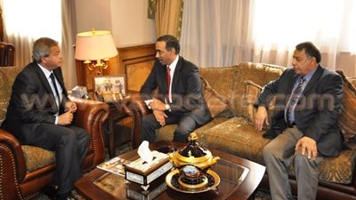 بالصور.. وزير الرياضة يجتمع برئيس الاتحاد العربي للطائرة