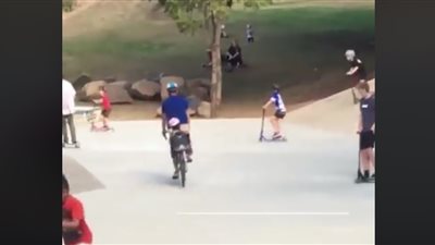 أب يعرض ابنته للخطر بسبب الترفيه (فيديو)