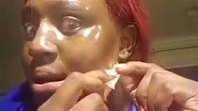 قناع يخرب وجه امرأة ويصيبها بالذعر (فيديو)