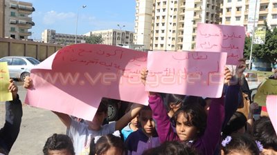 بالفيديو والصور.. أولياء أمور «إبراهيم الرفاعى» لوكيلة تعليم بورسعيد: بتحاربينا ليه