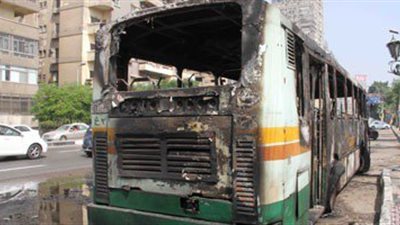 انتداب المعمل الجنائى لمعاينة حريق أتوبيس نقل عام بالنزهة