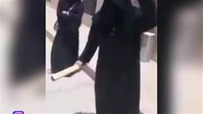 فتاة تكسر يد والدها انتقاما لأمها (فيديو)