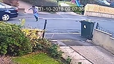 امرأة تركض خلف سيارتها المسروقة بأطفالها (فيديو)