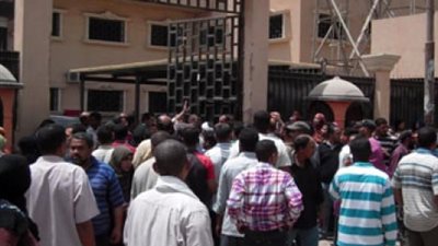 وقفة احتجاجية لأولياء أمور مدرسة ببنها اعتراضا على ضرب أبنائهم