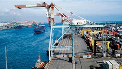 530 شاحنة محملة بالقمح تغادر ميناء الإسكندرية