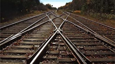 بعد سرقة خط حديد «سفاجا - قنا».. خبراء النقل يؤكدون: الانفلات الأمني بعد الثورة وإهمال الخطوط السبب الأساسي وراء السرقة.. تكرارها كلف الدولة ملايين الجنيهات.. يجب تفعيل القانون وإعادة هيكلة 