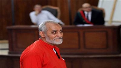 الجنايات تستمع لمرافعة الدفاع بإعادة محاكمة بديع في «أحداث الاستقامة»