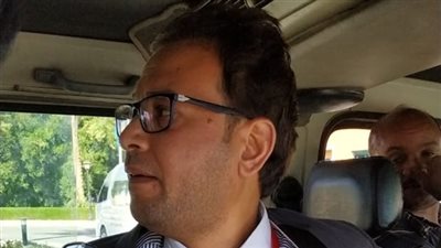 حسين زين يطمئن على مصور قطاع الأخبار بعد كسر ذراعه