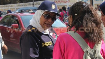 بالصور.. حملة لـ«العنف ضد المرأة» على مدارس الساحل.. أولياء أمور الطالبات يلتقطن صورا مع الشرطة.. مدير الإدارة: الحملات مستمرة لحين القضاء على «التحرش».. والضابطات تعطي دروسا في كي