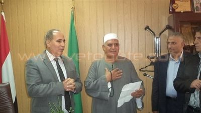 بالصورة.. محافظ الشرقية يكافئ عامل الأوقاف بإهدائه رحلة حج لأمانته