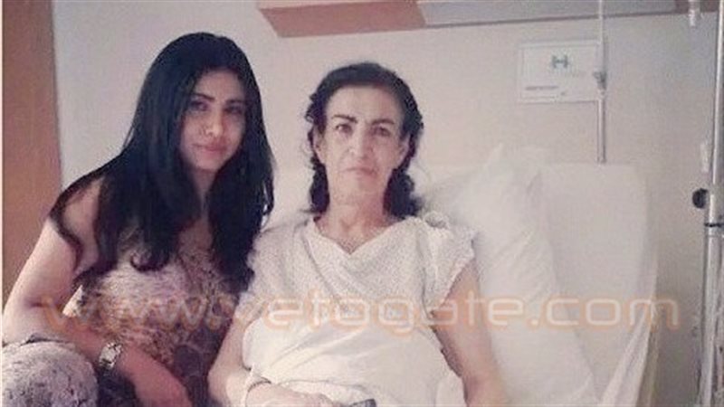مروى ترافق والدتها