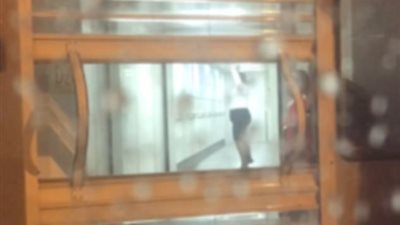 بالفيديو والصور.. مضيفة طيران تمارس تمارين رياضية غريبة