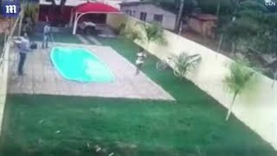 بالفيديو والصور.. رجل يقتل لصا هاجم زوجته