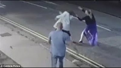 بالفيديو والصور.. امرأة وشقيقيها يهاجمان المارة خارج ملهى ليلي