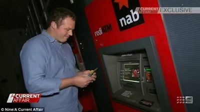 بالفيديو والصور.. «ثغرة» تمكن شابًا من سحب 11 مليون جنيه من صراف آلى