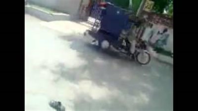 بالفيديو.. شاهد كيف تخلص سائق من ركاب رفضوا دفع الأجرة