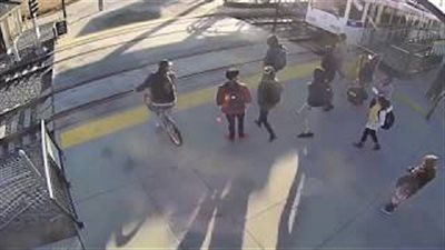 بالفيديو والصور.. كفيف يبحث عن شاب أنقذه من الدهس ليشكره