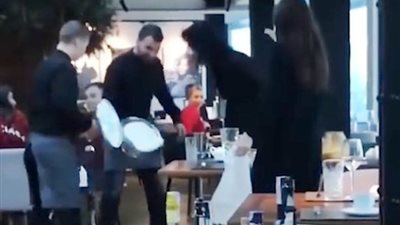 شجار داخل مطعم ينتهي برمي النادل كعكة في وجه زبونة (فيديو)
