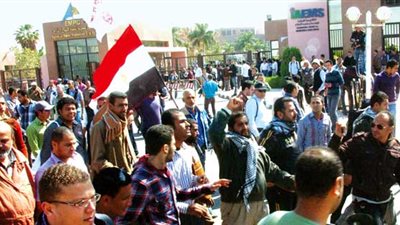 الأمن ينظم مظاهرة في مدينة الإنتاج لمنع رئيسها من دخول مكتبه