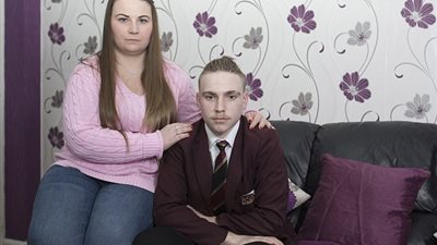 بالصور.. تصفيفة شعر صبي تتسبب في طرده من المدرسة