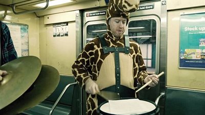 بالفيديو والصور.. 25 موسيقيا يشعلون مترو الأنفاق بالغناء