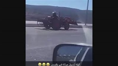 بالفيديو.. امرأة عجوز تقود «جرارا زراعيا» بمهارة