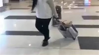بالفيديو.. نهاية مروعة لفتاة تتباهى بشعرها داخل المطار