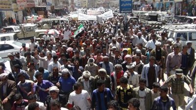 مسيرة شبابية في اليمن إلى منزل الرئيس للمطالبة بإسقاط الحكومة