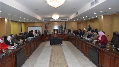 محافظ الفيوم يعقد اجتماعًا مع رؤساء المصالح لتنفيذ مبادرات الشباب