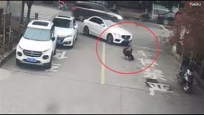 بالفيديو.. طفل ينجو من الموت بسبب حقيبة المدرسة