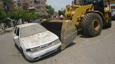 رفع 88 سيارة ودراجة متروكة بالشوارع