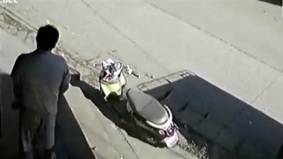 أب ينقذ ابنه من حادث دهس مروع (فيديو)