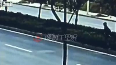 مصرع رجل لحظة عبوره الطريق (فيديو)