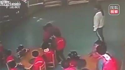 لقطات صادمة لمعلم يشجع طفلين على الشجار العنيف (فيديو)