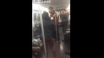 شاب يعتدي على فتاة بالضرب المبرح داخل المترو (فيديو)