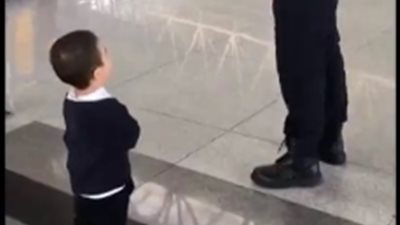رد فعل طريف لطفل رأى حارس أمن داخل مطار (فيديو)