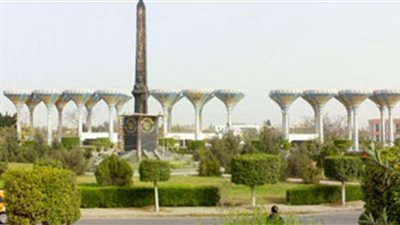 تكريم مدير إدارة تدريب أفراد المجتمع بجامعة قناة السويس